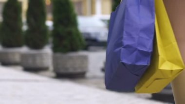 Çekici kadın birçok çanta satın almalarla, mevsimlik Satılık holding alışveriş gidiyor