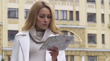 Çekici Bayan bilinmeyen alanında gezinmek için kağıt harita kullanarak hedef