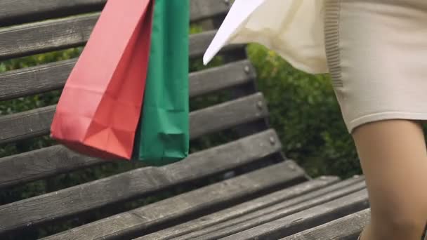 Femme Avec Gros Ventre Assis Sur Banc Après Les Achats — Video