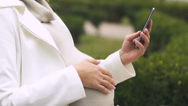 Jovem Mãe Ser Usando Contador Contração Telefone Aplicação Para Grávidas — Vídeo de Stock