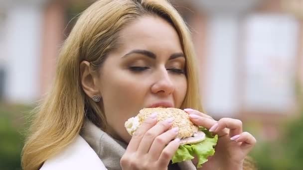 ハムとサラダの健全な食欲 ランチタイムにハンバーガーを食べて妊娠した女性 — ストック動画