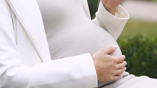 健康的な食欲を持っていること 妊娠した女性を空腹肉バーガーを食べてランチタイム — ストック動画