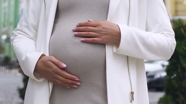 Alegre Mujer Embarazada Pie Zona Residencial Mirando Ventanas Apartamentos — Vídeos de Stock