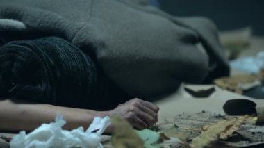 Evsiz kişi sokakta uyuyan sonbahar, sosyal güvensizlik, yardım dondurma