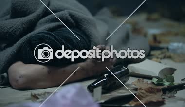 Sarhoş evsiz kişi uyku şehir sokak, alkol, sosyal sorun