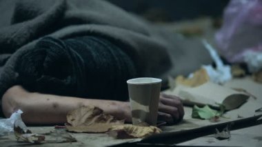 Soğuk bir gecede şehir sokak, sığınma hakkı isteyen mülteci uyuyan evsiz serseri