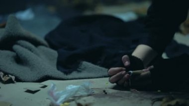 Evsiz biri iştahla para çöp ve paçavra dolu bir yerde arama