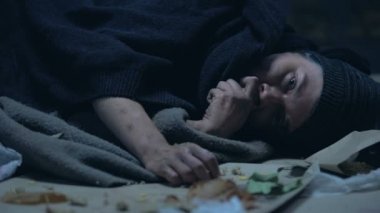 Sokakta yatan ve orts son parça yemek hasta aç evsiz kişi