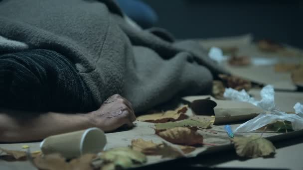 薬物中毒の虐待の線量を取った後都市のストリートで寝ているホームレスの人 — ストック動画