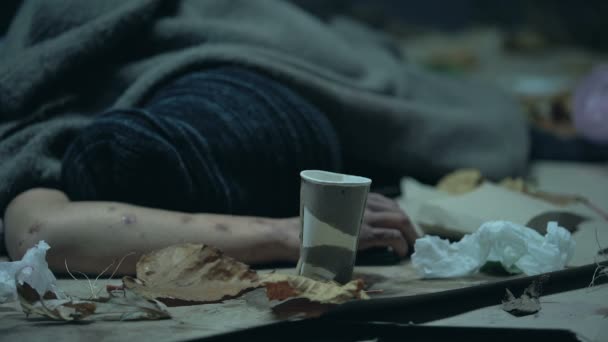 从睡觉悲惨的乞丐偷钱的人 城市街道上的混乱 — 图库视频影像