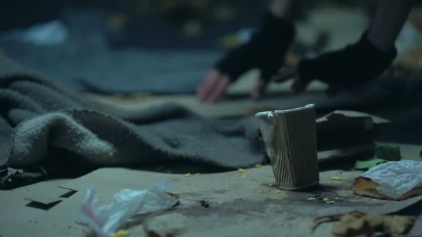 Opilý Bezdomovec Žena Vleže Spánku Mezi Odpadky Závislost Alkoholu — Stock video