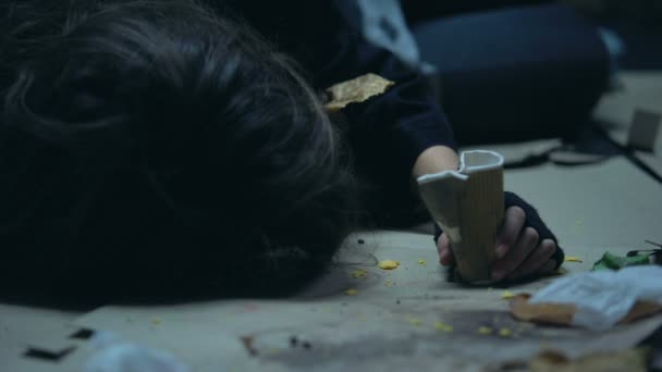 薬物中毒中毒のゴミの完全なストリートで寝ているホームレスの女性 — ストック動画