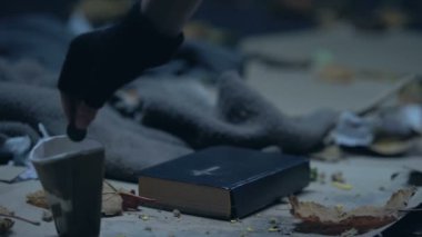 Dilenci Kupası, zemin, yardım ve destek yalan İncil para koyarak yoldan geçen