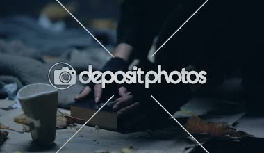 Evsiz biri, yatan İncil okuma daha iyi yaşam, yoksulluk için dua