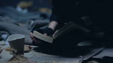 Evsiz göçmen zemin, umut ve inanç kavramı üzerinde yalan İncil okumak için dua