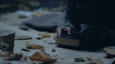 Dua ve İncil, daha iyi yaşam, sığınmacı için umut öpüşme evsiz mülteci