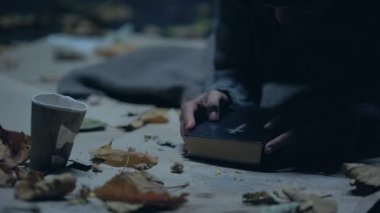 Yoldan geçen para evsiz dilenci ile İncil, yoksul olduğunuzu şehir sokakları, umut veren