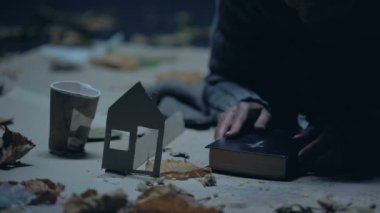 Holding kağıt ev ve İncil, barınak dilenci passer bağış para
