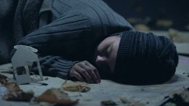 Yazık ki hasta mülteci yakın sığınma kavramı Aradığınız sokak, kağıt ev üstünde uyumak