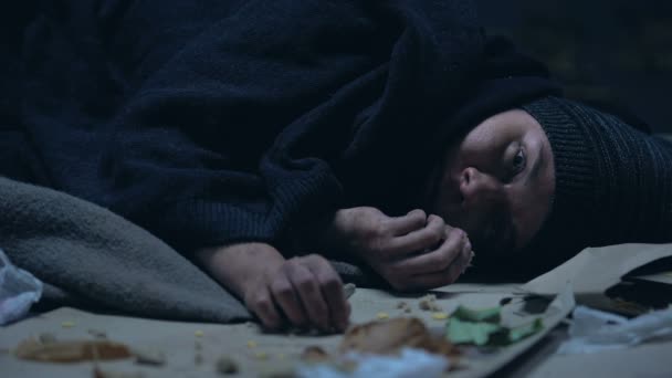 Głodne Osoby Bezdomnej Leżąc Podłodze Niechlujny Schronienie Łapczywie Jeść Orts — Wideo stockowe