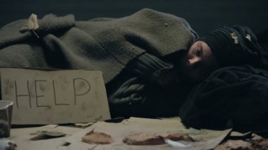 Muhacir pis yerde yatan ve soğuktan titreyerek gemide yardım işareti ile