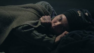 Kapak, sosyal sorunları alarak soğuk ile titreme donma ağlayan evsiz kadın