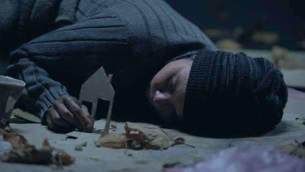 Морозний Біженець Спить Вулиці Тримає Паперовий Будинок Зниклий Безвісти — стокове відео