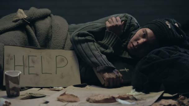 Pláč Bezdomovec Bibli Pomoci Podepsat Kartonu Leží Podlaze — Stock video