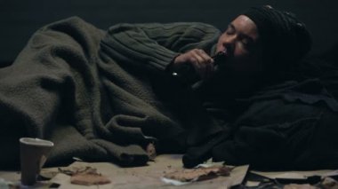 Yerde yatarken ve yiyecek, İçecek, alkol bağımlılığı içme yazık evsiz kişi