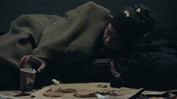 Бездомный Лежит Улице Считает Пожертвования Деньги Еду Благотворительность — стоковое видео