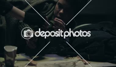 Evsiz kişi şişe bira, alkol bağımlılığı, toplumsal sorun veren serseri