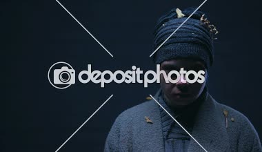 Yaralı yüz ve titreyen eller ort, şiddet yeme ile evsiz korkuttu