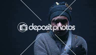 Evsiz yaralı genç histerik ağlayarak ve korku, titreyen saldırı