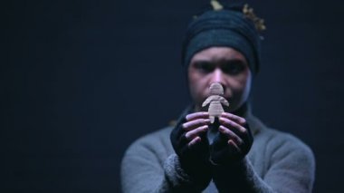 Dikkatlice kağıt çocuk şekil, Aile eksik tutan evsiz bağımlısı alkol