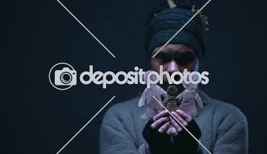 Yaralı evsiz genç dikkatlice Kağıt aile, ev şiddet kavramı holding