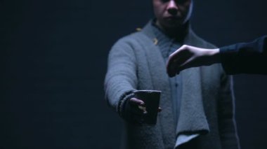 Bağışlar için soruyorum dilenci tutmak paralar, yoksulluk kavramı, para eksikliği