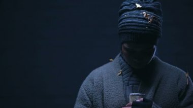 Dilenci gösteren Kağıt bardağa soran para ve bağış, sadaka için fotoğraf makinesi,