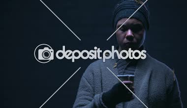 Kağıt bardak soran bağışlar, passer koyarak paralar, şefkat ile dilenci