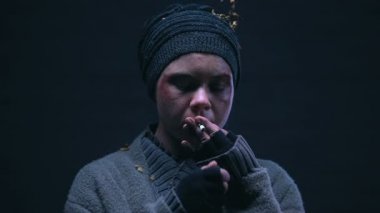 Kirli evsiz kişi sigara sigara, nikotin bağımlılığı, kanser riski