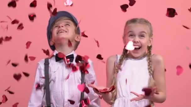 Niedliche Kinder Genießen Den Regen Aus Hellem Herzförmigen Konfetti Valentinstag — Stockvideo