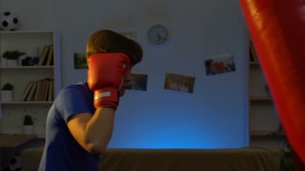 Adolescente Enojado Golpeando Saco Boxeo Calmándose Después Frenar Con Novia — Vídeo de stock