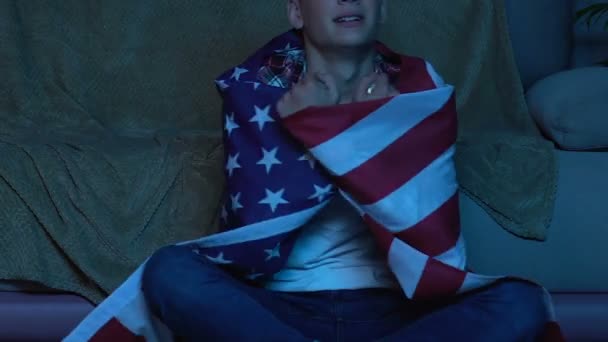 Έφηβο Αμερικανική Σημαία Βλέποντας Παιχνίδι Στο Σπίτι Στηρίζει Την Εθνική — Αρχείο Βίντεο