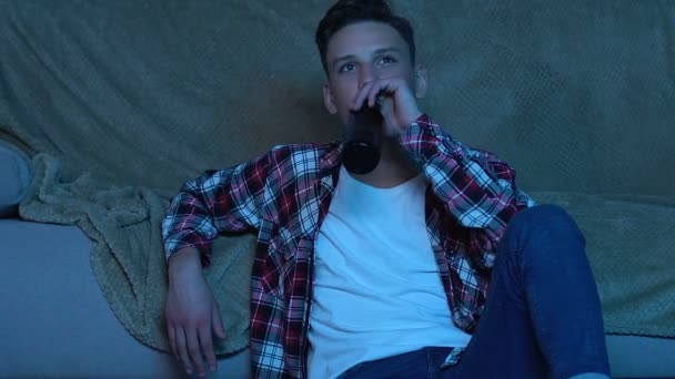 Αρσενικό Έφηβος Βλέποντας Ενδιαφέρουσα Σαπουνόπερα Πίνοντας Μπύρα Ποπ Κορν — Αρχείο Βίντεο