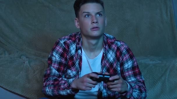 Menino Jogando Console Jogo Casa Emocionalmente Reagindo Perder Decepção — Vídeo de Stock