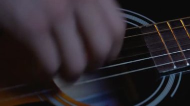 İn yakın eller oynamak akustik gitar, rock ballad şarkıcı, performans mans