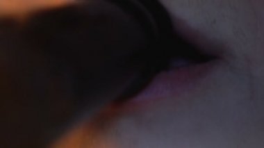 Erkek içki bira şişesi, alkol kötüye kullanımı, sağlıksız yaşam tarzı yakın çekim