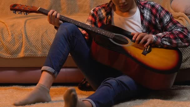 Adolescent Pratiquant Guitare Maison Écrivant Une Chanson Pour Performance Scolaire — Video