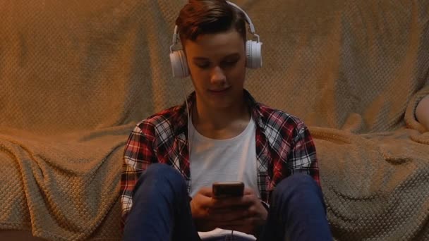 Adolescent Écoutant Musique Utilisant Smartphone Laissant Examen Nouvel Album — Video