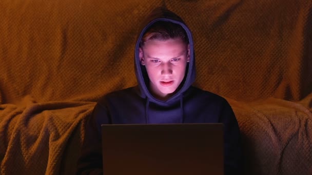 Αγόρι Στο Σχολικό Πρόγραμμα Νυκτερινής Εργασίας Θυμωμένος Για Φορητό Υπολογιστή — Αρχείο Βίντεο