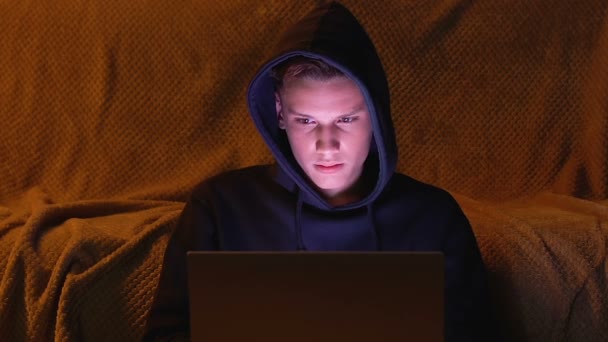 Ung Man Spela Videospel Laptop Natten Teknik Problem Närbild — Stockvideo